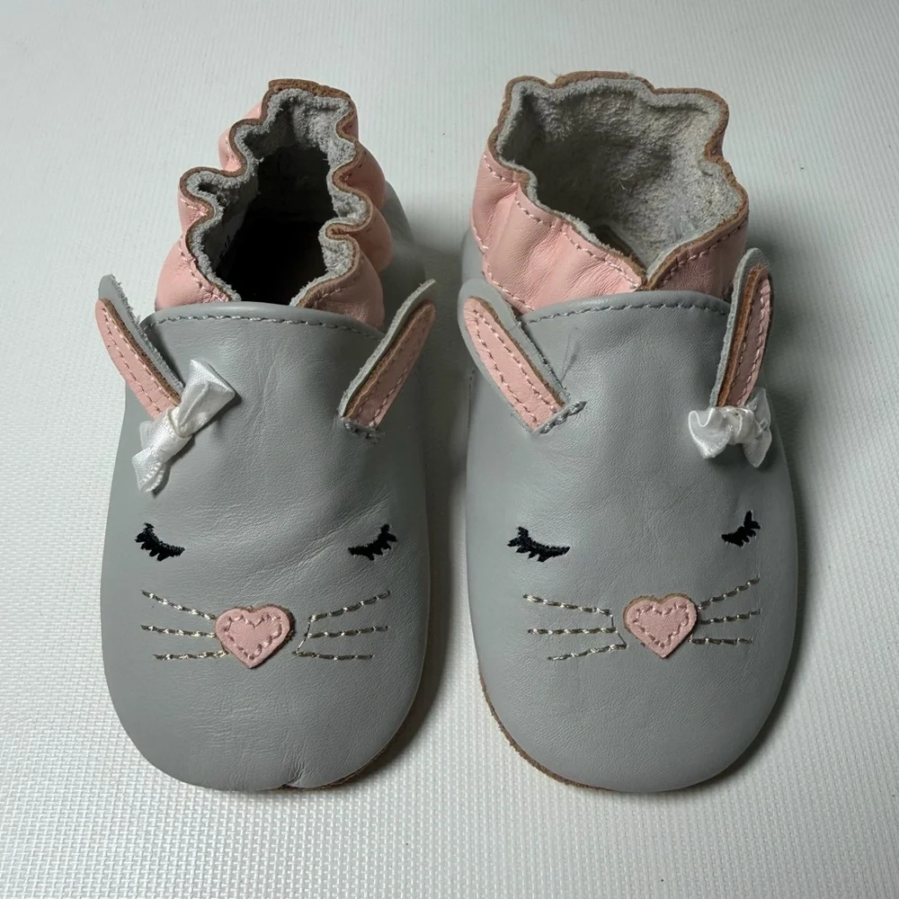 Like New - Robeez Some Bunny Loves Me Crib Shoes - sz 6-12 months